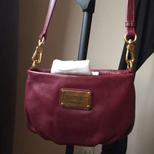  - Marc by marc Jacobs Percy vinröd med guldetaljer 