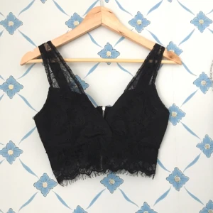  - V-ringad spetstopp med dragkedja bak. Märkt XS men passar även S. 