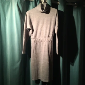  - Grå stretching klänning i grått tyg från bikbok. Tightare ostretchig resår som definierar midjan 