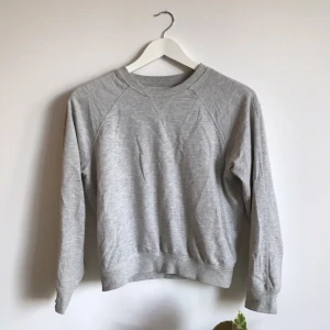  - Weekday, sweatshirt i kortare modell 