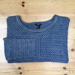  - Perfekt sommartröja att slänga på sig på kvällen ute i skärgården, eller nu i jul framför brasan? Älskar den men tar mest plats i garderoben nu. Väldigt bra skick och blir snyggare med åren. 