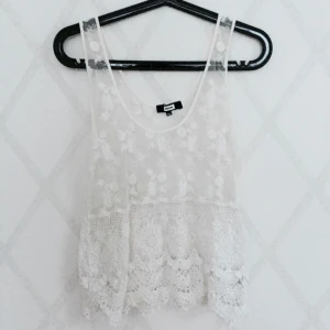  - Broderat linne från Bikbok. Bra skick.
Frakt tillkommer. 