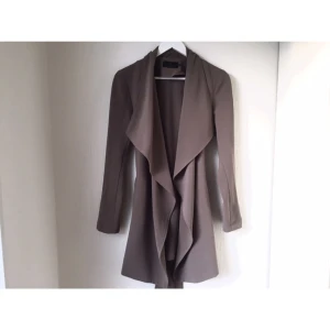  - Snygg trenchcoat från Vero Moda 
I jättefint skick 
Hör av dig för fler bilder eller frågor 