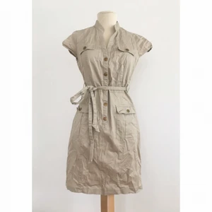  - Snygg skjortklänning med fina detaljer.

Märke: H&M
Storlek: 36/38
Skick: Mycket gott. Använd endast 3 gånger.

Pris: 75 kronor

Frakt: Betalas av köparen.