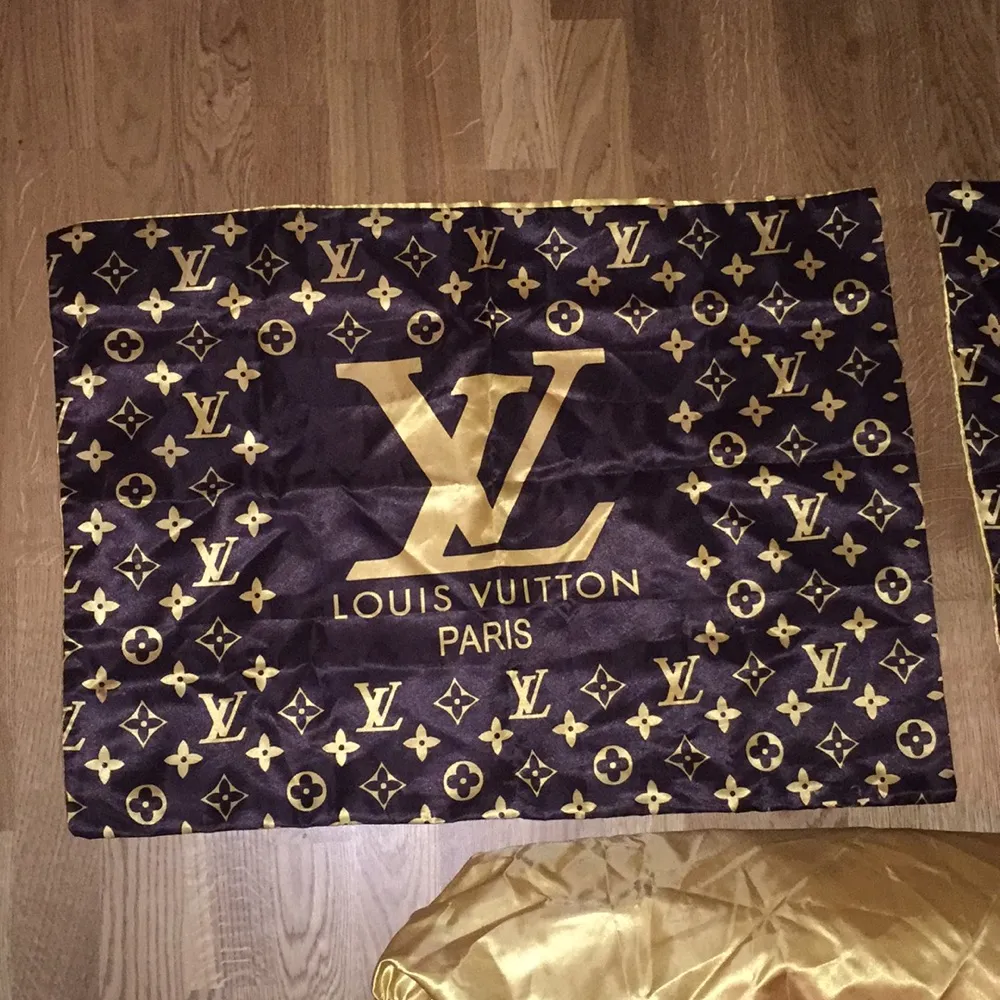 Louis Vuitton påslakanset för dubbelsäng. Två örngott, påslakan samt underlakan (i guldigt - ej mönster). Oanvänt men utan kartong. Dragkedja nedtill på påslakanet. Glansigt silkigt material.. Övrigt.