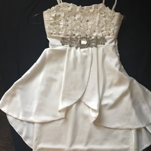  - Vita festklänning