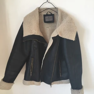  - Vera Moda Pilotjacka i bra skick Märkt L men finner den mer vara en M