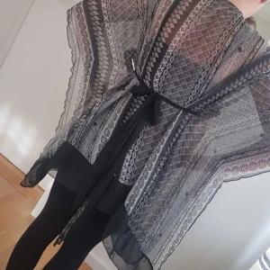  - En lång blus i ett bra skick, använd två gånger.  