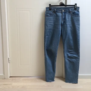  - Avklippta jeans från monki i modellen kimomo, klippta bara ca 1 cm