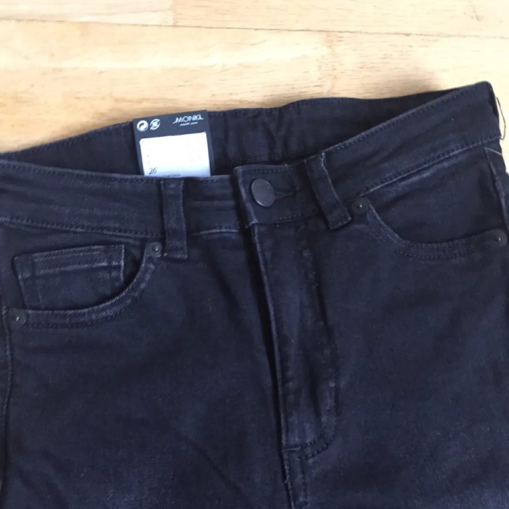 Helt nya jeans från Monki.  Modell mocki washed  black. . Jeans & Byxor.