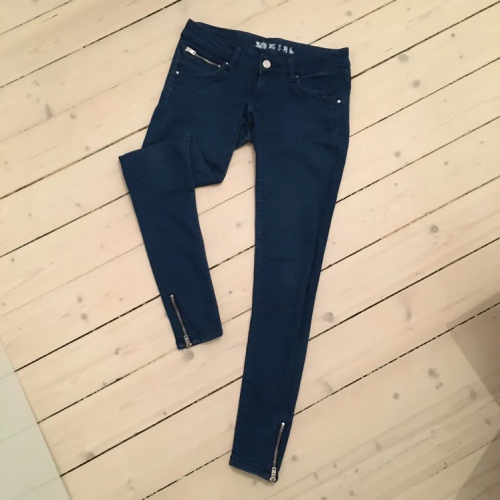 Snygga blåa jeans från BikBok. Låg midja. Säljes pga för små. . Jeans & Byxor.