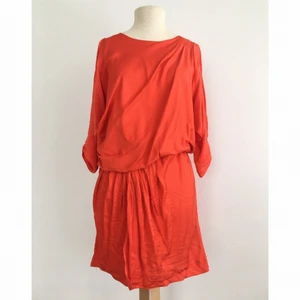  - Korallröd sidenklänning med vacker skärning.

Märke: Vero Moda
Storlek: 36
Skick: Mycket gott. Endast provad.

Pris: 100 kronor

Frakt: Betalas av köparen.
