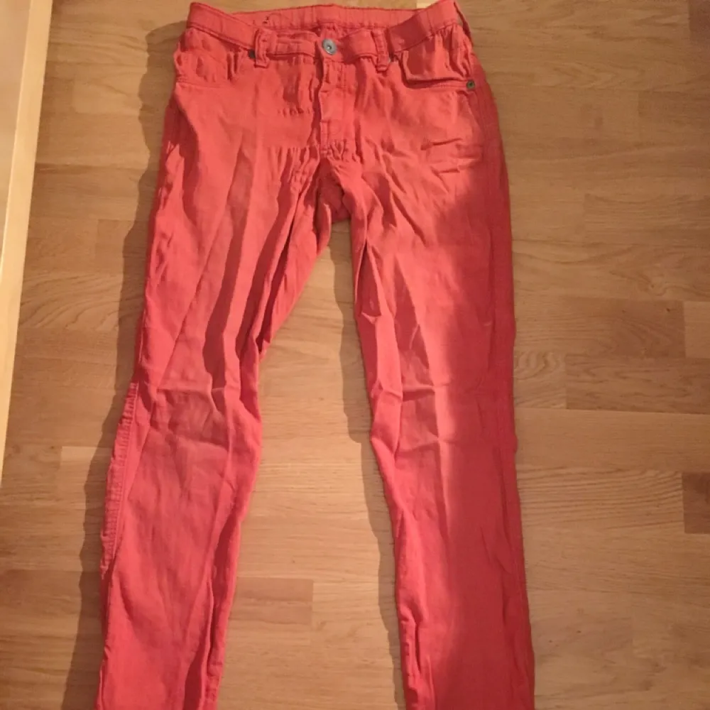 Röda byxor från dr. Denim. Extremt sköna!. Jeans & Byxor.