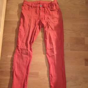  - Röda byxor från dr. Denim. Extremt sköna!