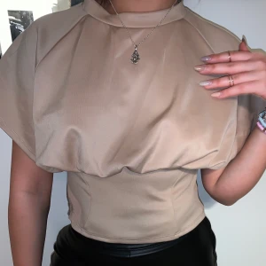 Beige topp - Topp från NA-KD🖤 Frakt tillkommer