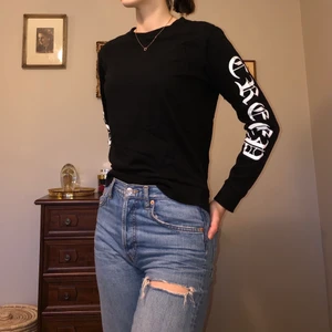 Svart tröja från H&M - Tröjan är i storlek small och sitter bra. Den är i bra skick trots att den har använts mycket. Inga fläckar eller hål. Jag har satt tröjan som kvinnlig passform men den ska inte begränsas till kön såklart! Som köpare betalar du frakt om vi inte möts upp.