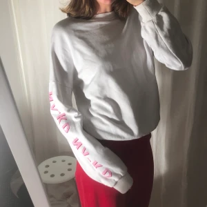 Vit sweatshirt  - Vit tröja från nakd. Fint skick, passar storlek XS-M. Pris exklusive frakt, skriv gärna om fler frågor :)