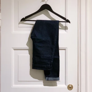 Jeans skinny mörkblå - Mörkblå jeans med stretch och mörka sömmar. Supersköna, men för små och ligger bara i förrådet. Stl S. 📦 Swish gäller. Möts / köpare står för frakt. Djurfritt & rökfritt hem.
