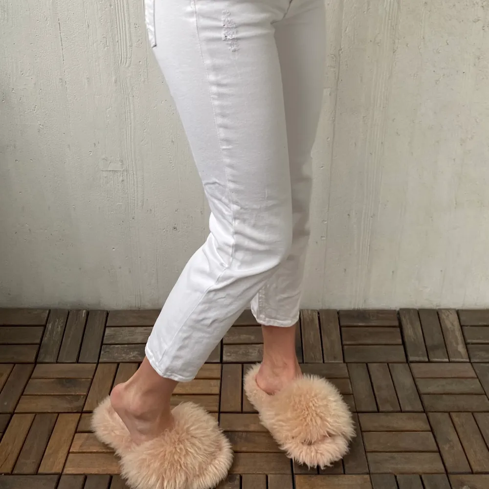 Mini ”ripped” vit byxa(ankel-längd) från hm. Stretch. Storlek 36. Små slitningar på ”höft” och knä. Endast använda vid ett tillfälle. Tar Swish. Jag står för frakt😊. Jeans & Byxor.