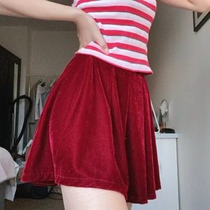 ✨❣️ söt vinröd velvet kjol! ❣️✨ - en supermjuk velvet kjol med resår i midjan från zaras barnavdelning. ger en fin flickig jul-känsla, men kan även stylas till tuffare med accessoarer. 😎 frakt tillkommmer eller möts upp gratis i gbg! budning vid flera intresserade! kontakta vid frågor! 💌 