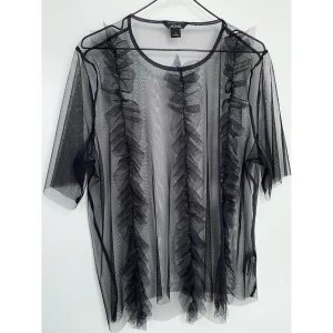 Mesh-tshirt från Monki, stl S - Mesh-tshirt med krås från Monki. Stl S, men stor i storleken. I fint skick.