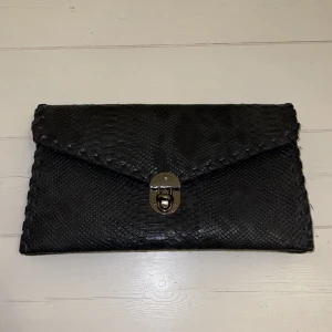 Kuvertväska ormskinn  - Superfina kuvertväska 👛 som är oanvänd! Pris: 179kr                   Har flera inte fack, och ett band så man kan ha den över axeln. 