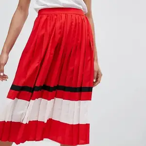 Jättefin plisserad kjol från Neon Rose, endast använd ett fåtal gånger. Nypris 400kr. Köparen står för frakten.