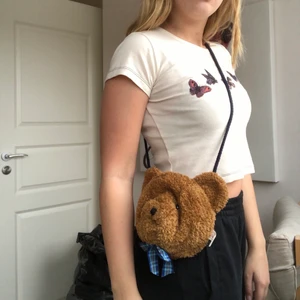 Udda väska!🐻🐻 - Denna björnväska säljer jag då jag tycker den är fett cool men har ingen användning för!! 🐻 Finns säkert någon coolare än mig som hade kunnat styla upp denna <33 Frakt ingår ej, pris kan gärna diskuteras!💞💞 OBS! du får den lilla väskan med på köpet!🥰