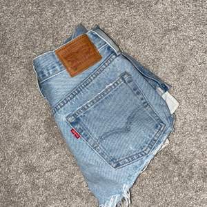 Jättesöta jeansshorts från Levis som tyvärr är försmå för mig så jag säljer dem! Fortfarande jättefina och bra kvalitet. ❗️BUDA I KOMMENTARERNA❗️(Sista bilden är lånad) Köparen står för frakten!💕
