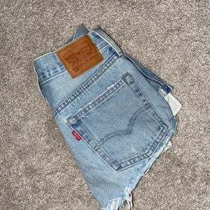 Levi’s 501 jeansshorts - Jättesöta jeansshorts från Levis som tyvärr är försmå för mig så jag säljer dem! Fortfarande jättefina och bra kvalitet. ❗️BUDA I KOMMENTARERNA❗️(Sista bilden är lånad) Köparen står för frakten!💕