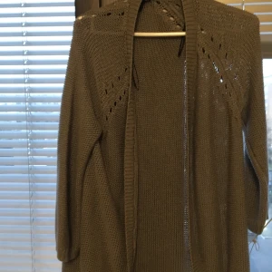 Stickad Grå kofta - En stickad grå kofta, nästan aldrig använd. Storlek M