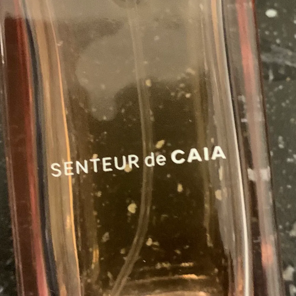 Tjatja säljer min fina caia parfym. Köpt på deras egna hemsida för 600 kr🥰 den luktar jätte gott, ungefär 1/3 är användt och den är i jättebra skick💞 köparen står för frakten eller mötas upp i centrala Stockholm!!❤️❤️ . Övrigt.