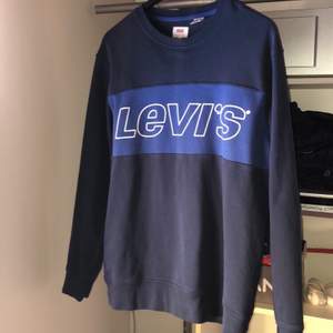 Riktigt snygg Levis tröja i mörkblå i nyskick, säljer pga för lite användning. Storleken är M i herr/unisex 