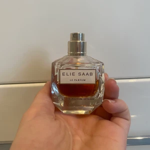Parfym från elie Saab  - Säljer denna 30ml parfym från elie Saab. Hälften finns kvar. Nypris ligger runt 700kr.   beskrivning: Le Parfum Eau de Parfum Intense är en doft för kvinnor från Elie Saab som lanserades år 2013.  Parfymen passar bäst på natten under hösten och vintern, men fungerar såklart också på dagen och under de andra årstiderna.  Doften är väldigt söt. Den har även en fantastisk doft av vita blommor, honungsdoft, en härlig bärnstensdoft och gul blomdoft.  Toppnoterna består av Apelsinblom. Sedan följer hjärtnoterna med Ylang-Ylang, Rose och Honung. Doftens basnoter landar i Patchouli och Ambra.  Denna parfym är tämligen stark, för de flesta varar den upp mot 8 timmar  Undrar man över något så är det bara att kontakta mig.