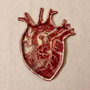 Egengjord smyckesskål eller askfat i form av ett hjärta, kan lova att man inte hittar något liknande! Hjärtat är ca 15 cm i längd och 10 cm i bredd, samt att den är lackad och därför både vatten och askvänlig! Men rengör helst med våt trasa.