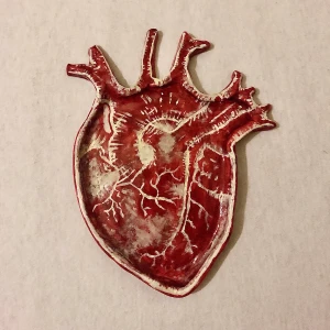 Askkopp/smyckesskål - Egengjord smyckesskål eller askfat i form av ett hjärta, kan lova att man inte hittar något liknande! Hjärtat är ca 15 cm i längd och 10 cm i bredd, samt att den är lackad och därför både vatten och askvänlig! Men rengör helst med våt trasa.