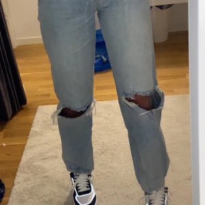 90s high waist jeans, stl 34  - Gina tricot jeans med hål på knäna i stl 34, använda ett fåtal gånger. Köpta för 599kr men säljer för 275kr