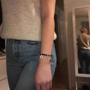  - Älskar dessa jeans men har för många!! Urtvättad blå med lite räfflade på ena knät. Stretchiga och så skönt material. Frakt betalar köparen eller mötas upp i Växjö❣️