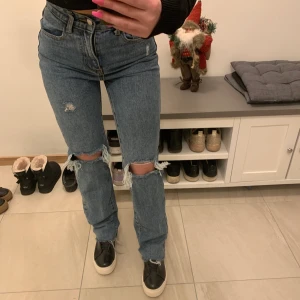 Raka jeans med hål - Raka jeans med hål, super snygga men kommer inte till användning. Storlek xs 