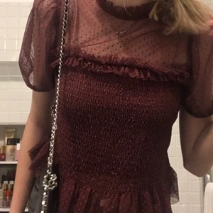 Super söta top/blus⚡️💀🦓💕✨ - Säljer dena otroligt fina och söta ich vinröda topen/blusen från NAKD⚡️💀🦓💕😊