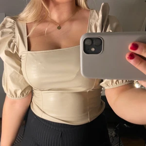 Beige läder topp - Beige läder topp med puff ärm 