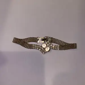 Ett armband som har tappt två ”diamanter” i mitten men den ser fortfarande fin ut