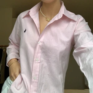 Rosa Ralph Lauren skjorta  - En klassisk Ralph Lauren Skjorta, rosa med små vita ränder. Storlek M men se passformen på bild (jag är en storlek S).  💞 köparen står för frakten men jag möter även upp i Lund💞 