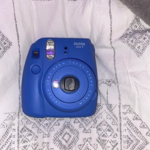 Polaroidkamera ✨ - Mörkblå Polaroidkamera- Fujifilm Instax mini 9💛 använd ett fåtal gånger. 
