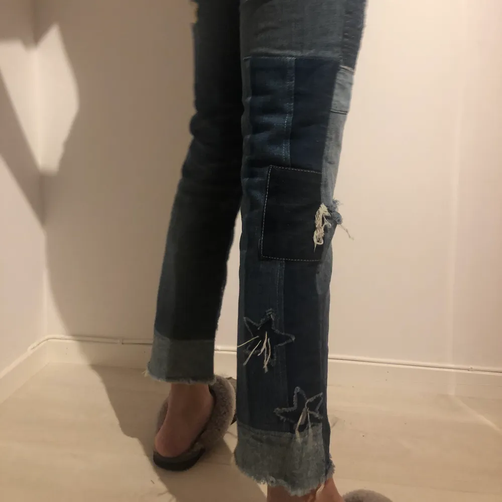 Säljer dessa super fina unika jeans från polo Ralph lauren med jätte fina detaljer⭐️ tjejen på bilen är 168 och e är lite korta på henne skulle säga att de passarna på en xs/s👌🏻. Jeans & Byxor.