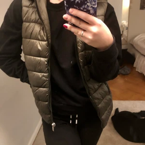 Mörkgrön väst - Säljer min väst från Mango. Inte använd på länge. Märkte att dragkedjan kan krångla lite därav kan jag inte begära mer än vad jag säljer den för. Köpte den för 350. Frakt ingår inte. 