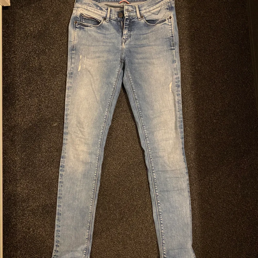 Ljusa Tommy Hilfiger Jeans i bra skick, använda kanske tre gånger totalt. - bra skick. Storlek 27/30. Jeansen är tajta i modellen och har bra kvalité.  💛 (frakt 66kr tillkommer eller gratis upphämtning) . Jeans & Byxor.