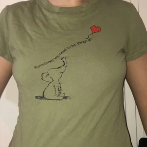 Gullig t-shirt - Söt t-tröja☺️ som endast använts en gång. Säljer den för 40kr+frakt, skriv om du har frågor.🙃