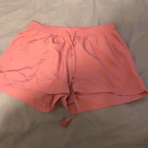 Lager 157 strlS - Paketpris, nyskick, de hel rosa använda mer än de blommiga. Snygga men inte min stil, använda utomlands till stranden eller ut på stan osv. 15kr plus frakt för båda. Går att köpa enskillt men helst inte. 12kr styck. 