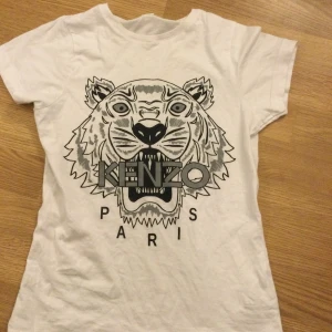 Kenzo T-shirt🌞 - Snygg kenzo T-shirt jättebra skick sitter fint💝 buda om pris